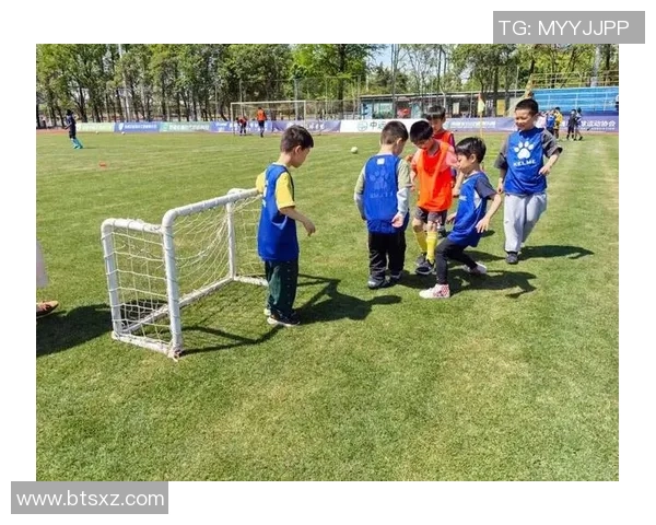 小朋友与足球明星亲密互动展现童真友谊与梦想的美好瞬间