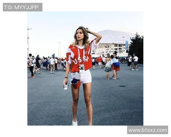 时尚运动风潮流来袭足球明星同款短袖女装让你轻松穿出魅力与活力